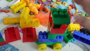 строим паровозик из детского конструктора, играем в кубики