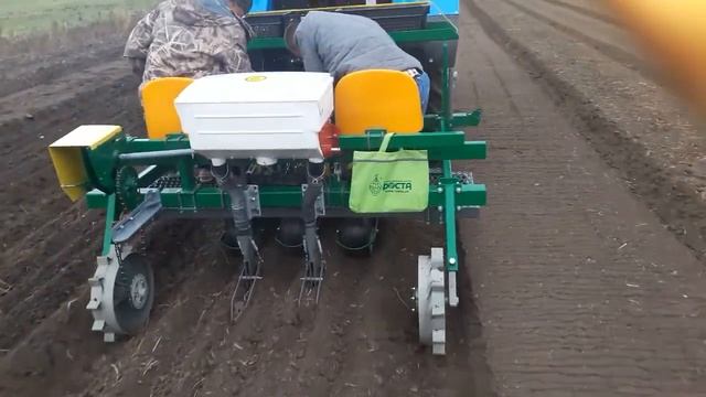 Высадка однозубки чеснока машиной КЛТ-3/1 ч. 1