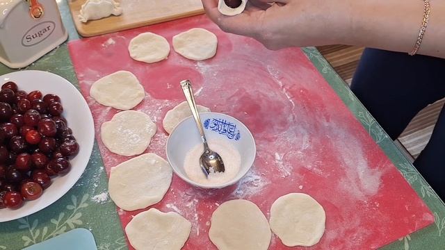 Вареники с вишней. / Dumplings with cherries смотреть онлайн