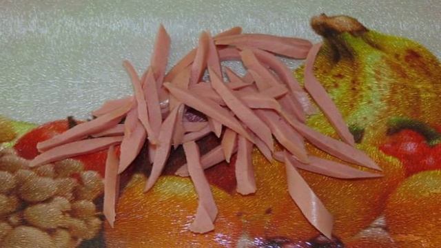 Салат со свежим огурцом и копчеными сосисками