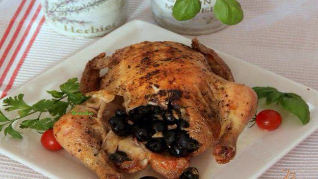 Курица, фаршированная пикантными маслинами