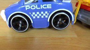 Полицейская машина прокалывает колесо во время погони Сеня играет в машинки игрушки