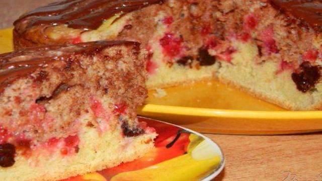 Пирог с черносливом и красной смородиной