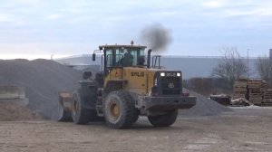 Фронтальный погрузчик SDLG 956 на площадке инертных материалов бетонного завода