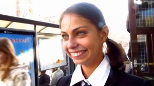 Промоутер Алиса Антонова (улыбчивая девушка)