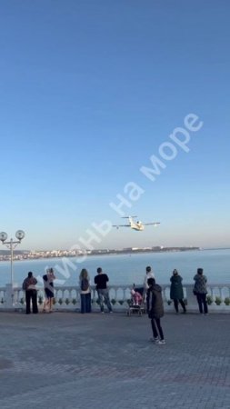 В Геленджике сегодня учения с БЕ-200. Весь вечер летал над городом и приземлялся прямо в бухте