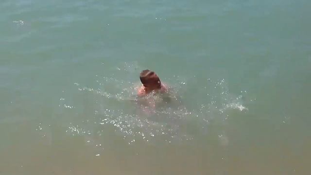 Море, Кирилл купается . смотреть онлайн