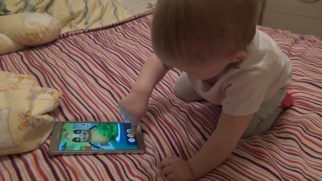 Влог Накорми ленивца мисс Кейти играет на планшете смотреть онлайн