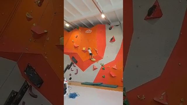 Трудность.Технополис.Кольцово. #скалолазание#climbing#скалодром#rockclimbing#скалолаз#соревнования смотреть онлайн