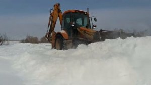 Экскаватор-погрузчик с отвалом для снега