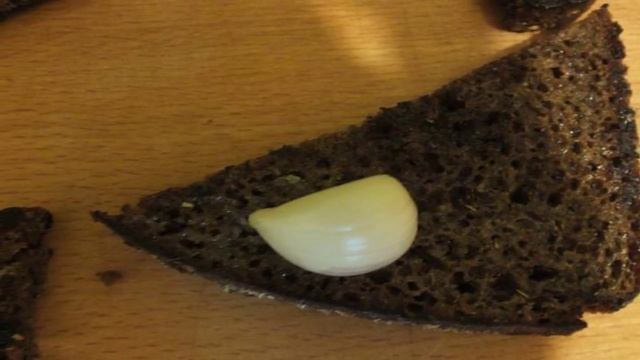 Закуска из гренок чесночных с салом и соленым огурцом