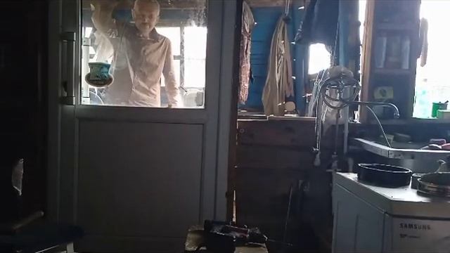Дядя поменял дверь в старом доме в деревне , без помощников. #старыйдом #деревня #мастернавсеруки