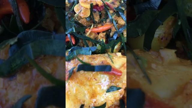 Curry catfish fillet, Khmer called “Amok” смотреть онлайн