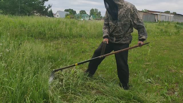 Косьба на непростом участке. Коса 75 см. (1/2)