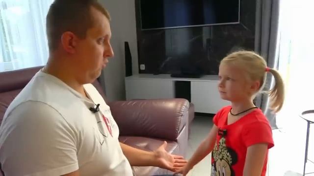 Нике прокололи уши. София подарила сестре серьги. Софунья Шалунья