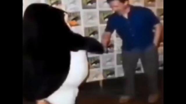 Мужик встречается с волком и пингвином мем смотреть онлайн