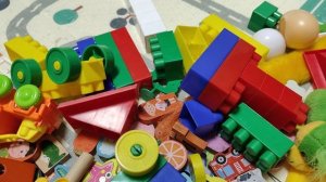 играем в детские игрушки в детской комнате