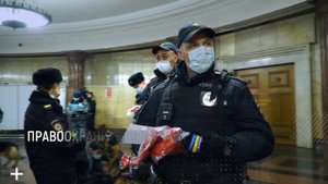 Полицейские столичного метро поздравляют пассажиров с Новым 2021 годом