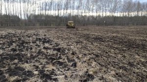 ДТ 75 с не японским V8 на бороновании с самодельной сцепкой борон