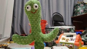 детский говорящий кактус поет, играем в детскую игрушку кактус