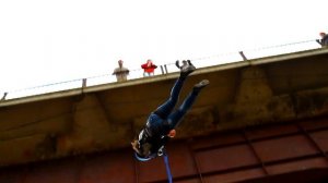 Роупджампинг на мосту - прыгает кричащая блондинка