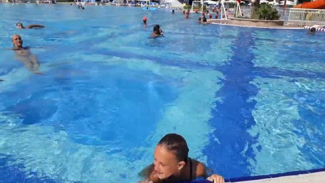 Мама, Маша и Юля прыгают в бассейн Lonicera Resort & Spa Hotel 5* смотреть онлайн