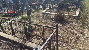 На кладбище 20 апреля.