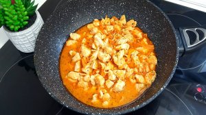 Нежная куриная грудка с расплавленным сыром приготовленная в сковороде
