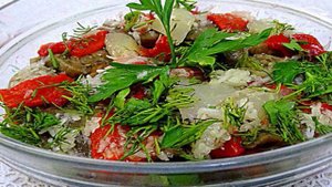 Салат из запеченных баклажанов и перцев