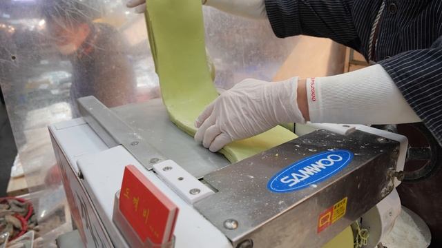 Shrek noodles? Green black bean noodles, Jjajangmyeon - Korean Street Food смотреть онлайн