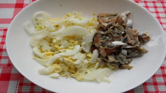 Салат со свежими помидорами и соленой салакой