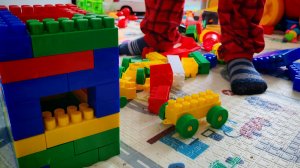 играем и строим башню из кубиков детского конструктора