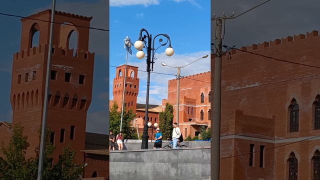 На площади в Йошкар-Ола весело и оживлённо.