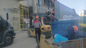 краном поднимают погрузчик