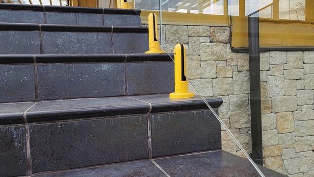 Монтаж лестничного стеклянного ограждения от разметки до финальной полировки