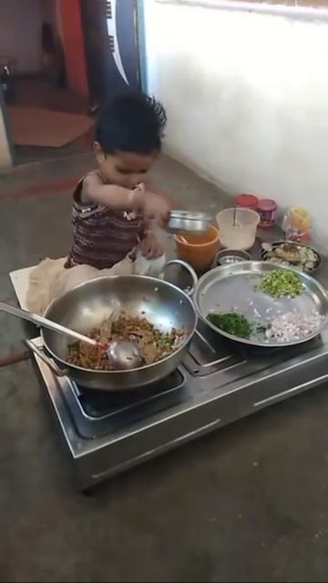 Choti bachi Ne Banaya khana