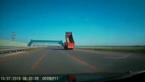 Самосвал с открытым кузовом врезался в пешеходный переход.