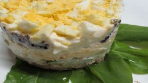 Салат с курицей и черносливом