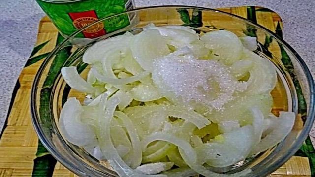 Сельдь маринованная луком и уксусом