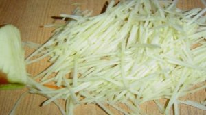 Салат из пекинской капусты, моркови, яблока и клюквы
