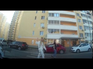 Потихоньку поклонники начали узнавать на улицах города...)