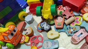 играем в детские игры и игрушки в детской комнате