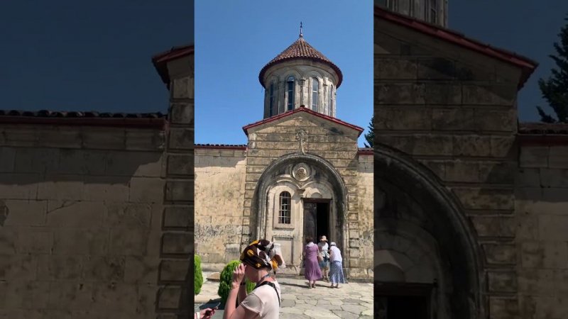 Моцамета — это старинный монастырь в Грузии, спрятанный среди живописных гор и утопающий в зелени.