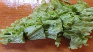 Салат овощной с салатом латук и семенами льна