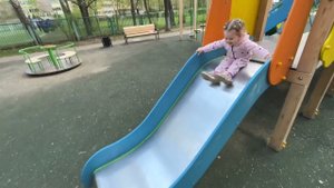 София катается на горке # площадка детская #baby #сребенком #дети