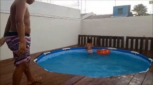 Desafio Na Piscina - Pular Dentro Da Bóia
