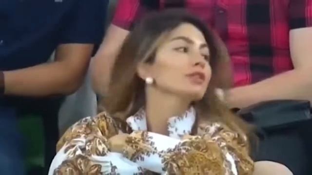 Camera Man focus on girl смотреть онлайн