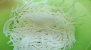 Салат из дайконас яблоком и морковью