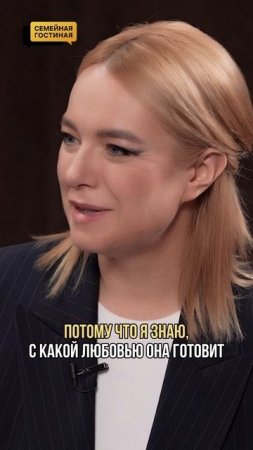 Мамина забота с банкой огурцов.