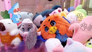 Достаем игрушки из автомата Хватайка.